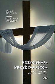 Przyciskam krzyż do serca