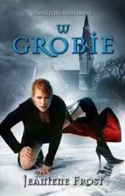 W grobie