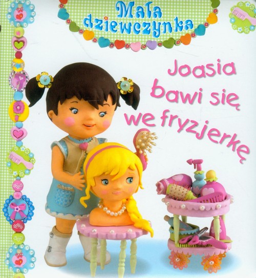 Joasia bawi się we fryzjerkę. Mała dziewczynka