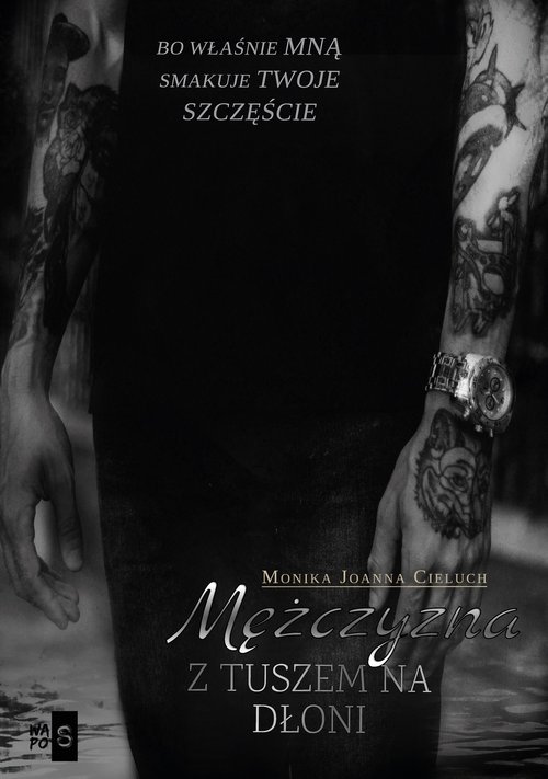 Mężczyzna z tuszem na dłoni