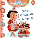 Nina bawi się w lekarza. Mała dziewczynka